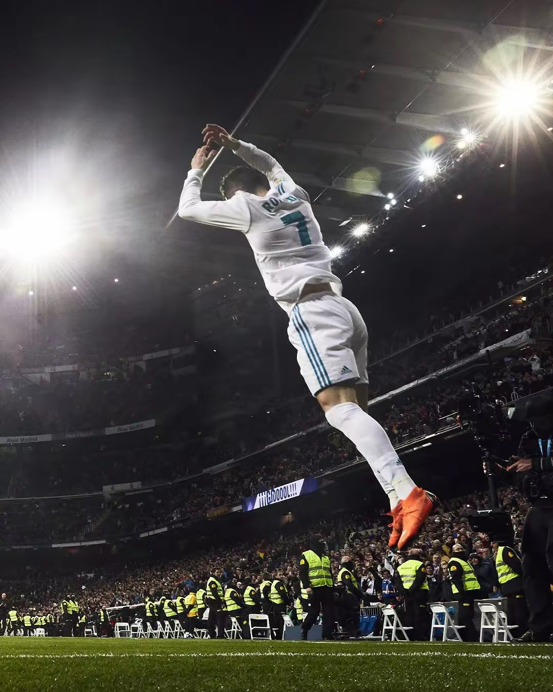 C罗官方宣布领先优势明显新规，篮网引发争议！的简单介绍-爱游戏